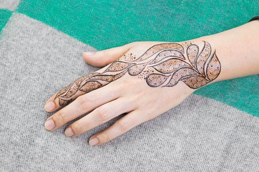 Black henna: 'My holiday henna tattoo scarred me for life' - BBC Three